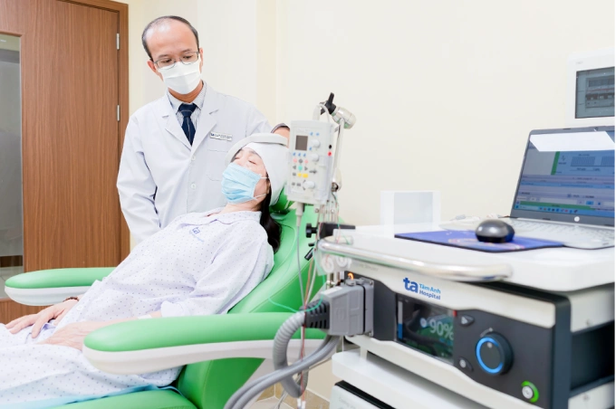 Bác sĩ Tuấn Anh thực hiện kích thích từ trường xuyên sọ điều trị mất ngủ cho người bệnh. Ảnh: Bệnh viện Đa khoa Tâm Anh