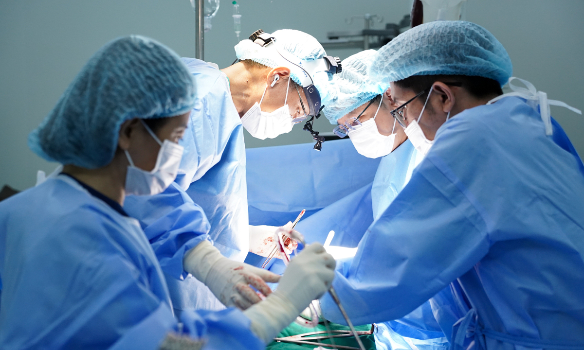 U ác tính to như quả bưởi chèn ép đường thở