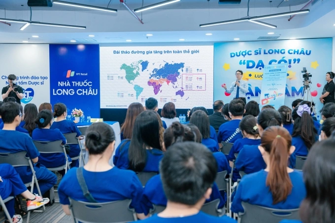 Đội ngũ dược sĩ nhà thuốc Long Châu tham gia buổi tập huấn nâng tầm chuyên môn về bệnh thận mạn và các biến chứng tim mạch. Ảnh: LC