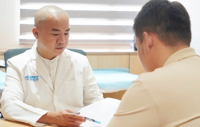 Bác sĩ Duy tư vấn bệnh nhân. Ảnh: Lâm Anh