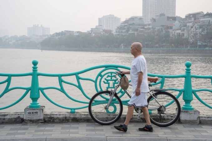 Các cụ già Hà Nội bên hồ Gươm. Ảnh: Giang Huy