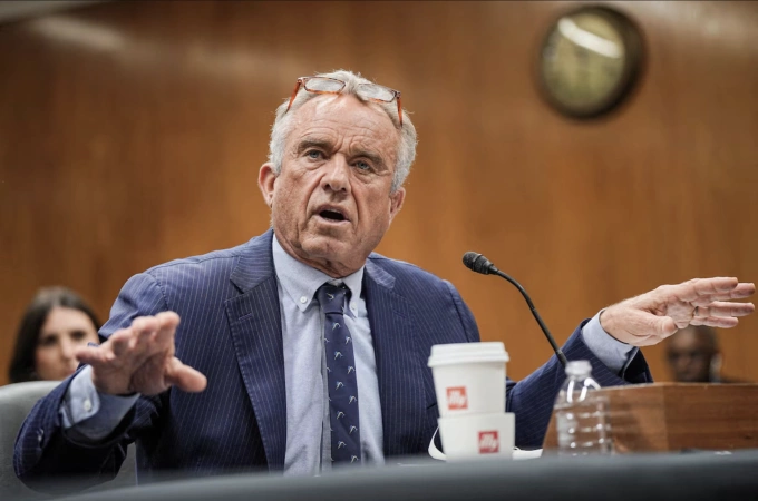 Bộ trưởng Bộ Y tế và Dịch vụ Nhân sinh Mỹ Robert F. Kennedy Jr. trong phiên điều trần của Ủy ban Tài chính Thượng viện tại Đồi Capitol, Washington, ngày 20/5. Ảnh: Reuters
