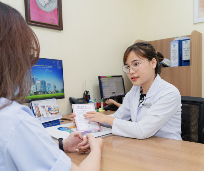 Bác sĩ Thủy tư vấn phác đồ điều trị cho phụ nữ vô sinh hiếm muộn. Ảnh minh họa: Thanh Luận