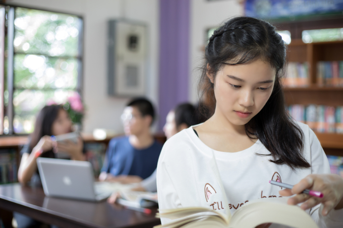 Thay đổi môi trường sống, học tập, thói quen ăn uống, ngủ nghỉ cũng góp phần làm sức đề kháng suy giảm, dễ mắc bệnh đường hô hấp trong đó có cúm. Ảnh: Vecteezy