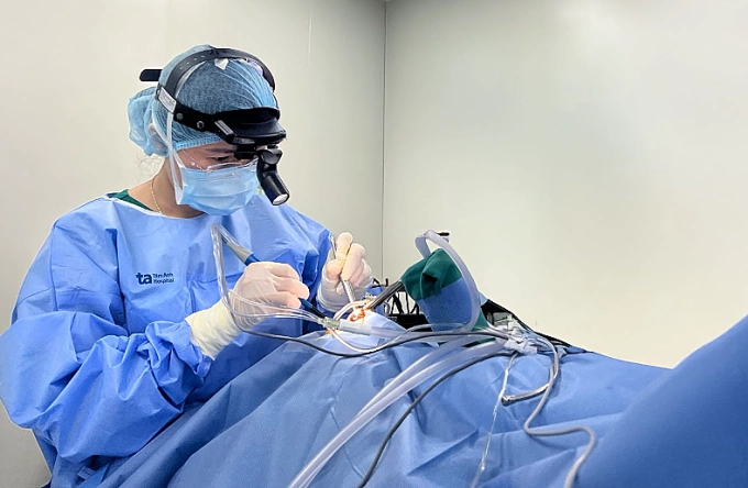 Bác sĩ Phương phẫu thuật 4 trong 1 cho anh Hưng. Ảnh: Bệnh viện Đa khoa Tâm Anh