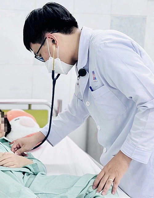 Bác sĩ Bệnh viện Nguyễn Tri Phương thăm khám bệnh nhi. Ảnh: Bệnh viện cung cấp