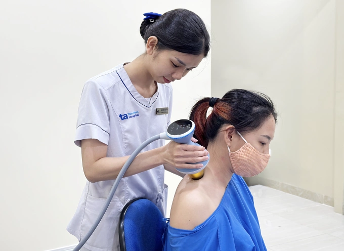 Máy sóng xung kích hội tụ tác động sâu, chính xác vào mô bị tổn thương, giúp người bệnh giảm đau cổ vai gáy hiệu quả. Ảnh: Bệnh viện Đa khoa Tâm Anh