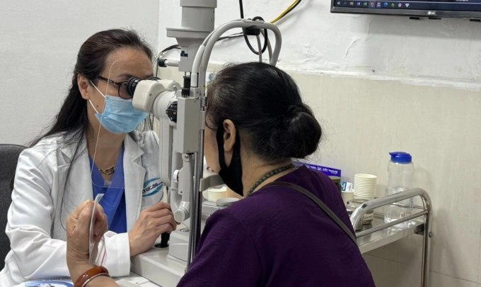 Một bệnh nhân khám mắt. Ảnh: Bích Phạm