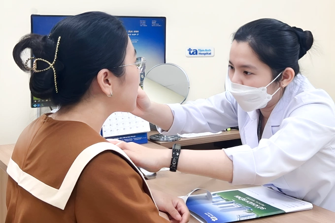Bác sĩ Thư kiểm tra da cho người bệnh. Ảnh: Bệnh viện Đa khoa Tâm Anh