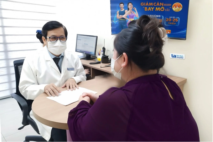 Bác sĩ Hoàng tư vấn liệu trình giảm cân cho chị Vy. Ảnh: Bệnh viện Đa khoa Tâm Anh