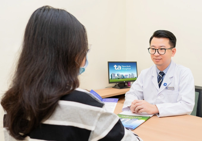 Bác sĩ Long tư vấn cho một thai phụ tại Phòng khám Đa khoa Tâm Anh Quận 7. Ảnh minh họa: Thanh Luận
