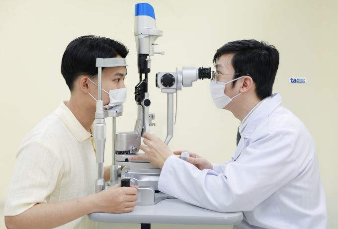 Bác sĩ kiểm tra cấu trúc của mắt cho một nam giới. Ảnh: Bệnh viện Đa khoa Tâm Anh