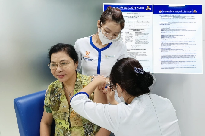 Người lớn tuổi tiêm vaccine ngừa zona thần kinh tại Hệ thống Tiêm chủng VNVC để phòng bệnh chủ động. Ảnh: Hoàng Dương