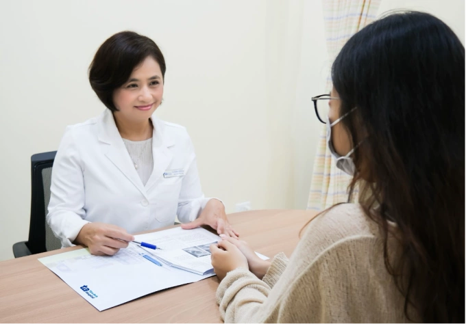 Bác sĩ Hoa khám cho người bệnh. Ảnh minh họa: Bệnh viện Đa khoa Tâm Anh