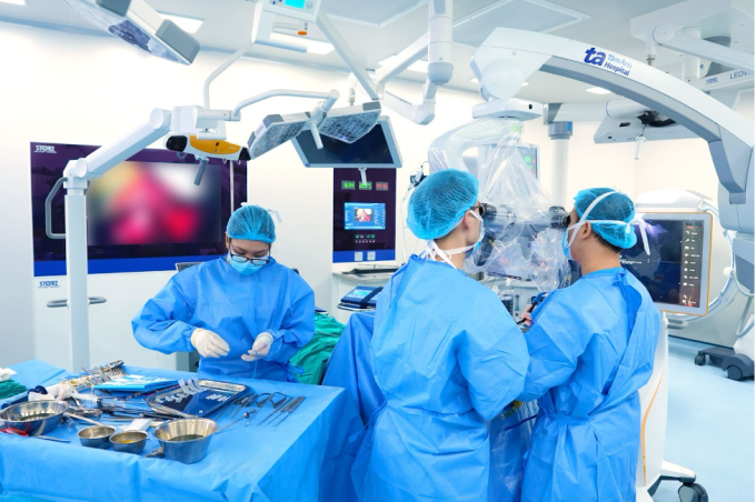 Êkíp ứng dụng hệ thống Neuro Navigation tích hợp AI phẫu thuật cho người bệnh. Ảnh: Bệnh viện Đa khoa Tâm Anh