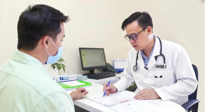 Bác sĩ Ngọc kiểm tra tình trạng sức khỏe của Tùng trong lần tái khám gần nhất. Ảnh: Bệnh viện Đa khoa Tâm Anh