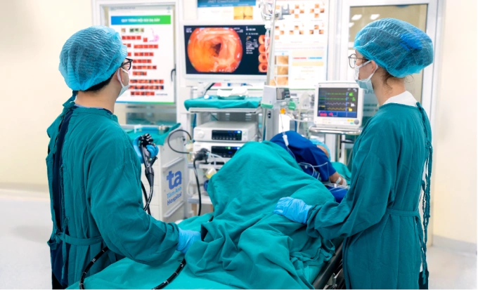 Các bác sĩ đang thực hiện nội soi đại tràng cho bệnh nhân. Ảnh: Bệnh viện Đa khoa Tâm Anh