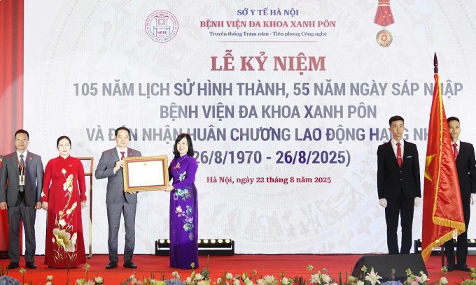 Bộ trưởng Đào Hồng Lan trao bằng khen cho đại diện Bệnh viện Xanh Pôn. Ảnh: Trung Hiếu