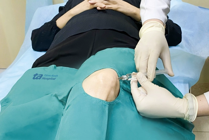 Bác sĩ tiêm khớp, tiêm gân điều trị giảm đau, thoái hóa khớp gối cho người bệnh. Ảnh: Bệnh viện Đa khoa Tâm Anh