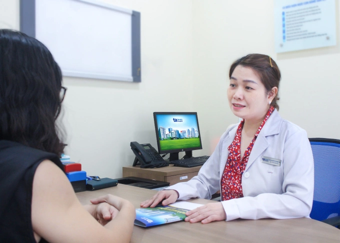 ThS.BS Nguyễn Thị Thanh Tâm tư vấn khám cho phụ nữ rối loạn kinh nguyệt. Ảnh minh họa: Tuệ Diễm