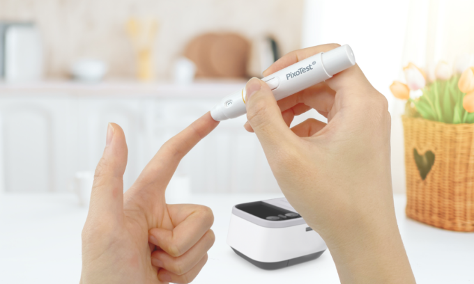 Phân tích mẫu máu mao mạch. Ảnh: eblood