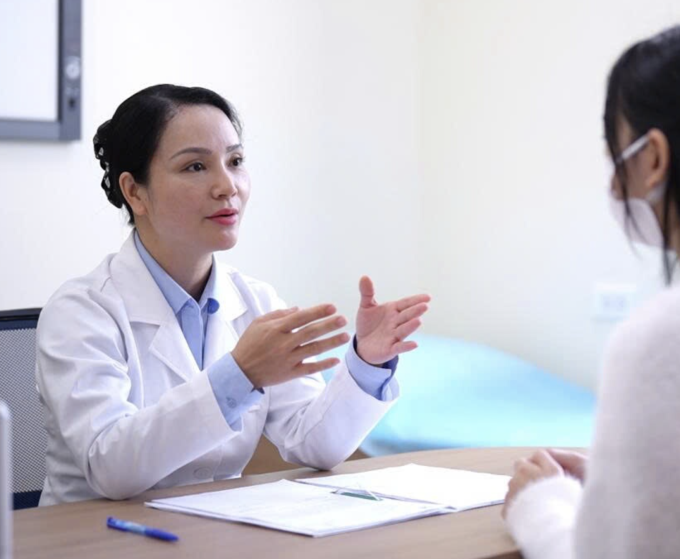 TS.BS Hoàng Thị Phương Lan đang khám và tư vấn cho một bệnh nhân. Ảnh: Bệnh viện Đa khoa Tâm Anh
