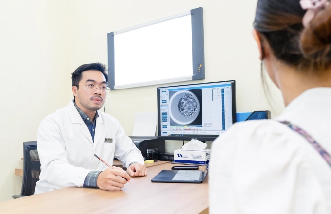 Bác sĩ Lê Xuân Nguyên tư vấn phác đồ điều trị cho người bệnh. Ảnh: Thanh Luận