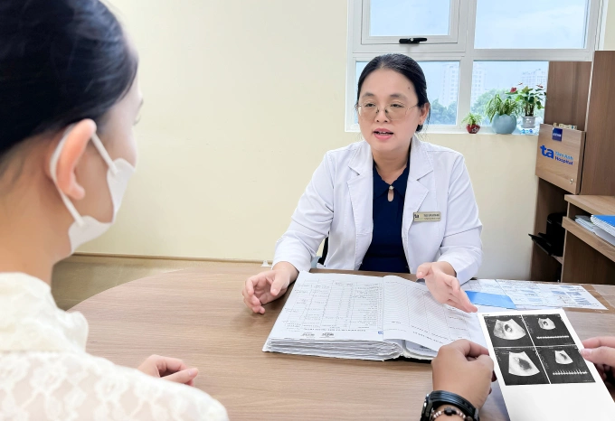 ThS.BS Giang Huỳnh Như chia sẻ niềm vui với vợ chồng đậu thai sau điều trị IVF. Ảnh: Hoài Thương