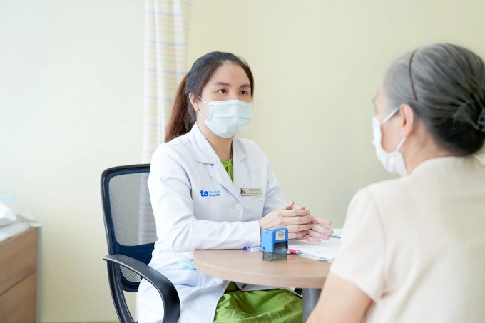 Bác sĩ Vân đánh giá tình trạng phục hồi của bà Hạnh khi tái khám. Ảnh: Bệnh viện Đa khoa Tâm Anh