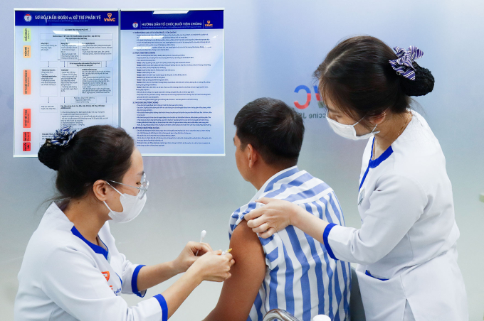 Người lớn tiêm vaccine sốt xuất huyết tại Hệ thống Tiêm chủng VNVC. Ảnh: Mộc Thảo