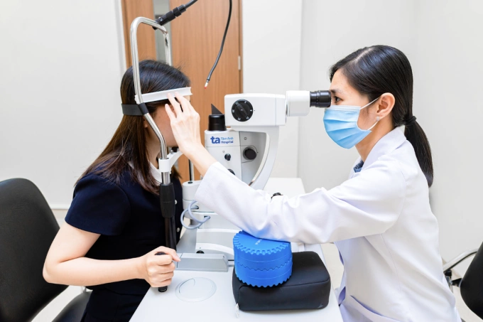 Bác sĩ Ngọc Anh kiểm tra cấu trúc mắt cho một phụ nữ. Ảnh: Bệnh viện Đa khoa Tâm Anh