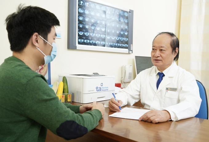 Bác sĩ Trường khám và tư vấn cho người bệnh. Ảnh: Bệnh viện Đa khoa Tâm Anh