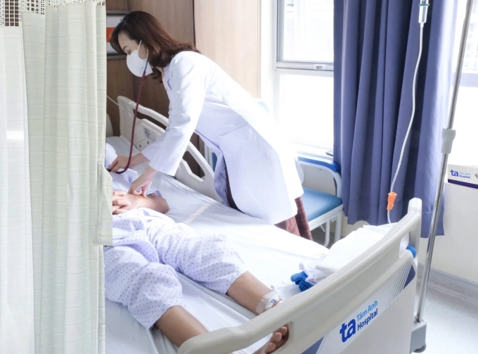 Bác sĩ khám chức năng hô hấp cho ông Hưng sau phẫu thuật. Ảnh: Bệnh viện Đa khoa Tâm Anh
