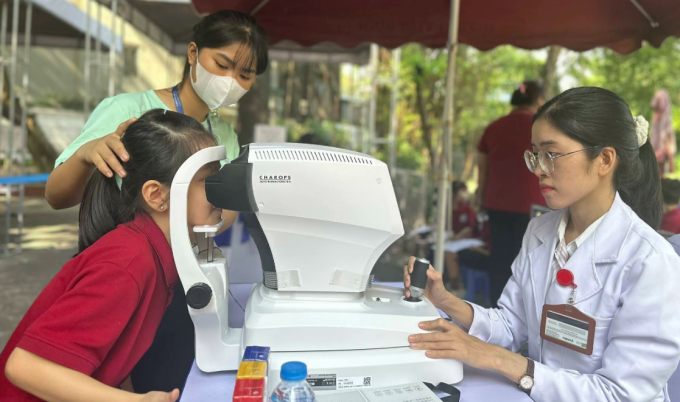 Học sinh trường Tiểu học Hoàng Diệu (Hà Nội) được khám mắt. Ảnh:Lê Nga