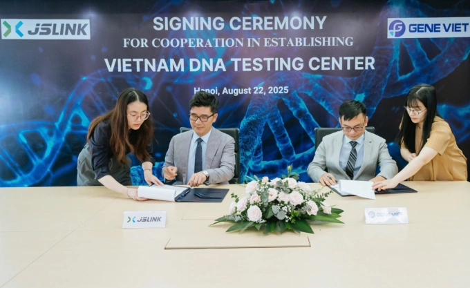 Đại diện Công ty JS Link (Hàn Quốc) và Công ty Cổ phần Sinh học phân tử Gene Viet (bên phải) ký kết hợp tác chiến lược. Ảnh: Gene Viet