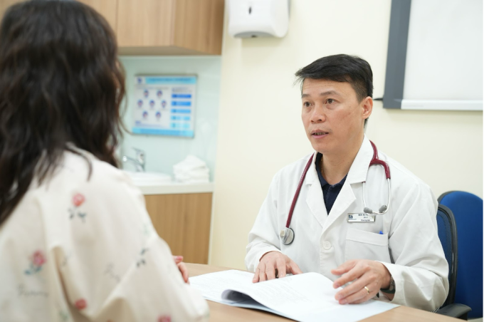 Bác sĩ Sơn tư vấn cho người bệnh về tầm soát ung thư. Ảnh: Bệnh viện Đa khoa Tâm Anh