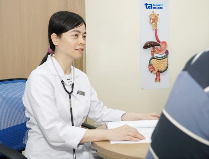 Bác sĩ Quỳnh Ngân khám cho ông Hậu. Ảnh: Bệnh viện Đa khoa Tâm Anh