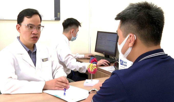 Bác sĩ Long thăm khám và tư vấn cho người bệnh. Ảnh: Bệnh viện Đa khoa Tâm Anh