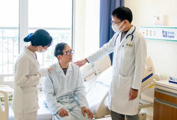 Bác sĩ theo dõi nội trú và tư vấn sức khỏe cho người bệnh cao tuổi. Ảnh: Bệnh viện Đa khoa Tâm Anh