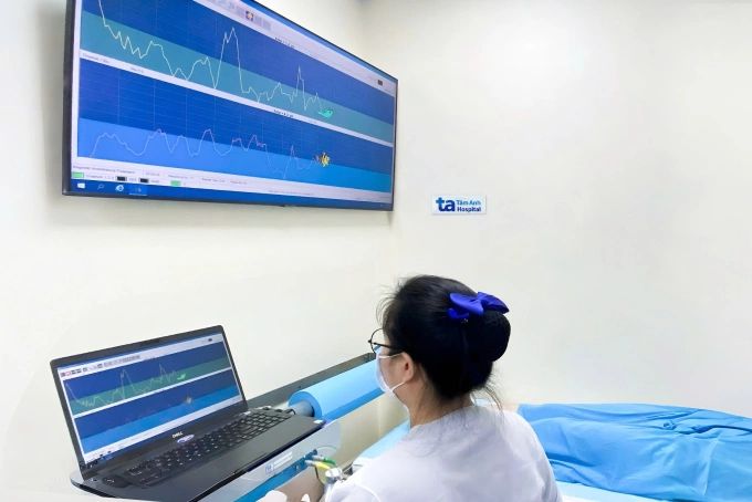 Tập luyện cơ sàn chậu bằng máy kích thích điện tại bệnh viện giúp giảm triệu chứng sa sinh dục. Ảnh: Bệnh viện Đa khoa Tâm Anh