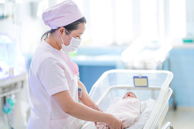 Bé trai được chăm sóc tại Khoa Bệnh lý sơ sinh, Bệnh viện Nhân dân Gia Định. Ảnh: Bệnh viện cung cấp
