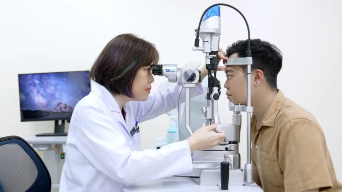 Bác sĩ khám và kiểm tra mắt cho một nam giới. Ảnh: Bệnh viện Đa khoa Tâm Anh