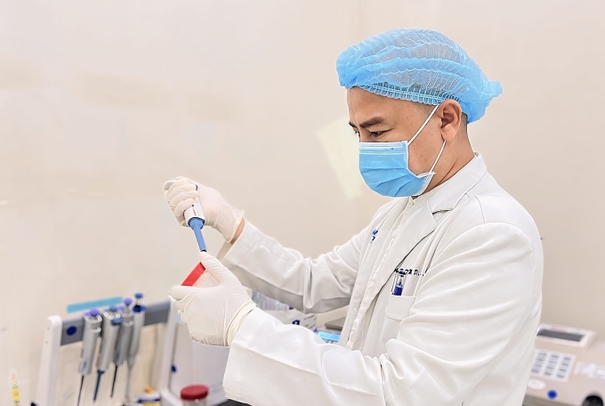 Bác sĩ lấy mẫu xét nghiệm cho bệnh nhân. Ảnh: Lâm Anh
