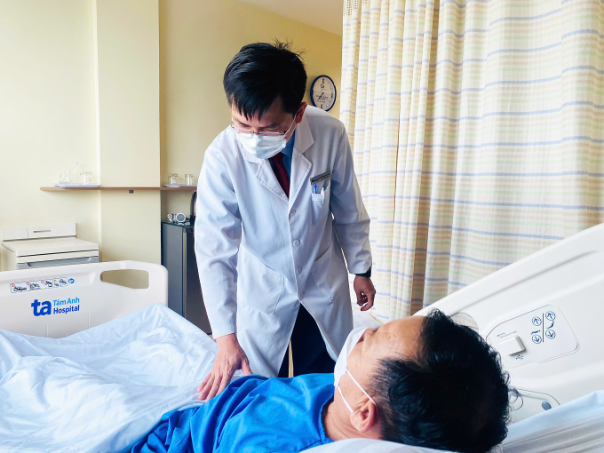 BS.CKI Phan Huỳnh Tiến Đạt hướng dẫn chăm sóc sau mổ cho ông Hiền trước lúc xuất viện. Ảnh: Bệnh viện Đa khoa Tâm Anh