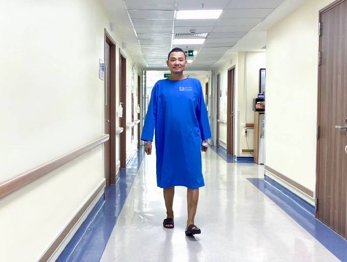 Anh Điền tự đi lại không cần dụng cụ hỗ trợ vào ngày đầu tiên sau khi mổ chân thứ hai. Ảnh: Bệnh viện Đa khoa Tâm Anh