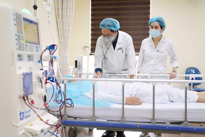Bác sĩ khám cho bệnh nhân chạy thận. Ảnh: Bệnh viện Đa khoa Tâm Anh