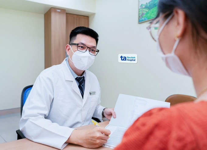 Bác sĩ Châu khám cho một thiếu niên. Ảnh: Bệnh viện Đa khoa Tâm Anh