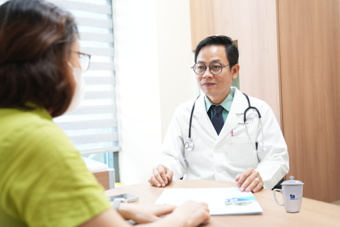 Bác sĩ Thành tư vấn cho người bệnh. Ảnh minh họa: Bệnh viện Đa khoa Tâm Anh