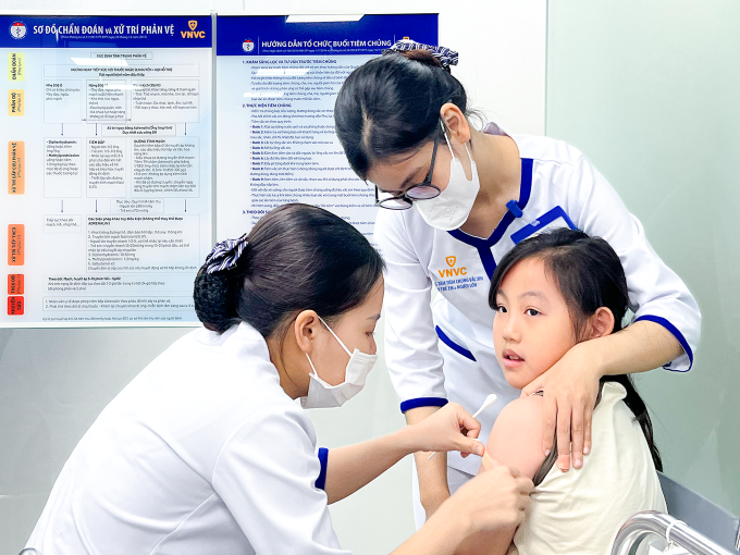 Trẻ tiêm vaccine cúm, sốt xuất huyết trước thềm năm học mới tại Hệ thống Tiêm chủng VNVC. Ảnh: Diệu Thuần