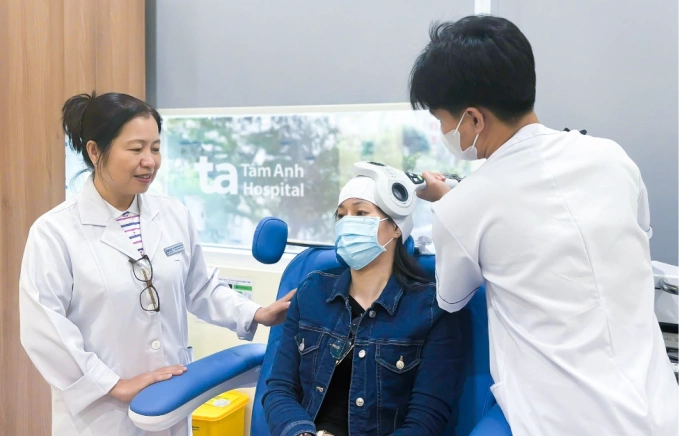 Người bệnh điều trị đau đầu bằng phương pháp kích thích từ trường xuyên sọ. Ảnh: Bệnh viện Đa khoa Tâm Anh